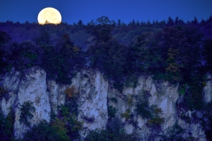 Monduntergang über den Rutschenfelsen, fotografiert vom Eppenzillfelsen