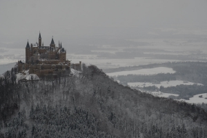Blick vom Raichberg auf das Albvorland und die Burg Hohenzollern