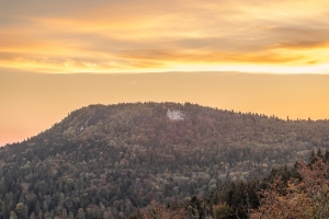 Blick vom Plettenberg auf den Schafberg bei Sonnenaufgang
